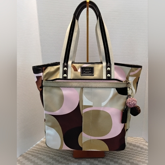 Coach Handbags - Vintage Coach Hampton Scarf Print Tote With Matching Umbrella 8F34